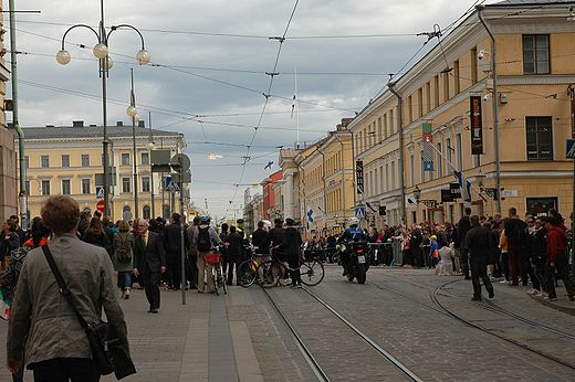 Обойдя историческое здание университета, вышел на площадь с другой стороны.