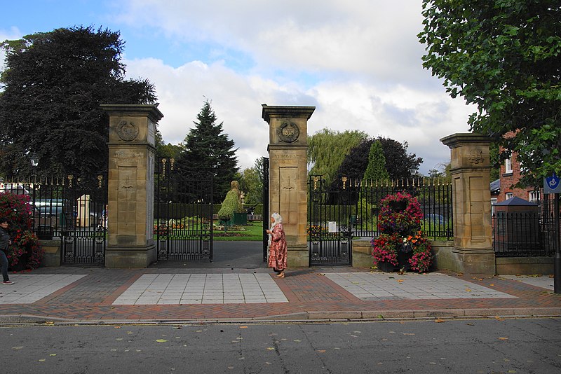 File:Memorial Gates, Oswestry.jpg