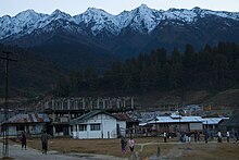 Menchukha Stadt in der Abenddämmerung