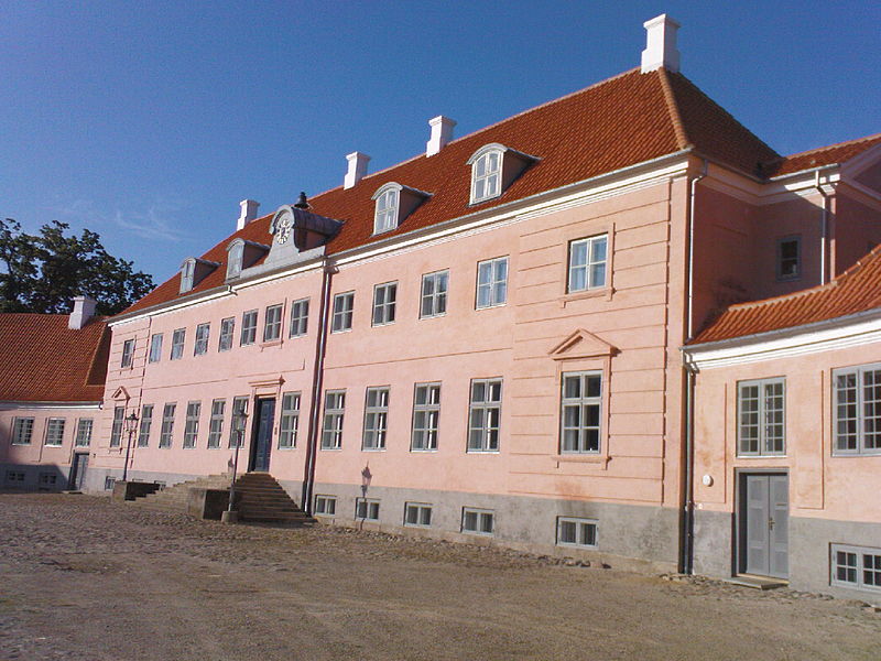 File:Moesgård (nymalet).JPG