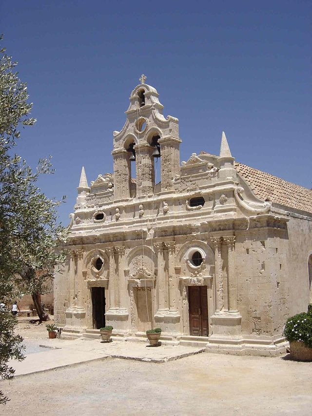 Façade de l'église dans l'enceinte du monastère.