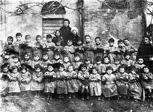 Alunni di una scuola elementare di Montevarchi agli inizi del Novecento