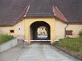 Nördliches Stall-Remisengebäude mit Tordurchfahrt (Einzeldenkmal zu ID-Nr. 09301406)