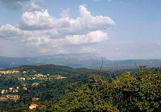 Blick von Westen, der Razdrto rechts des Nanos-Massivs