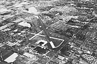 ウォーミンスター海軍航空開発センター 1973年10月の撮影 写真手前側（下側）の黒い屋根の大きな建物がかつての工場棟