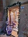 Negozio di lavanda con bicicletta decorata per le feste natalizie a Pienza Siena