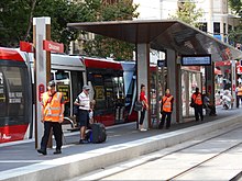 Novos bondes já estão em serviço Sydney CBD - George street Haymarket area - meados de dezembro de 2019 (atr-shr)). Jpg