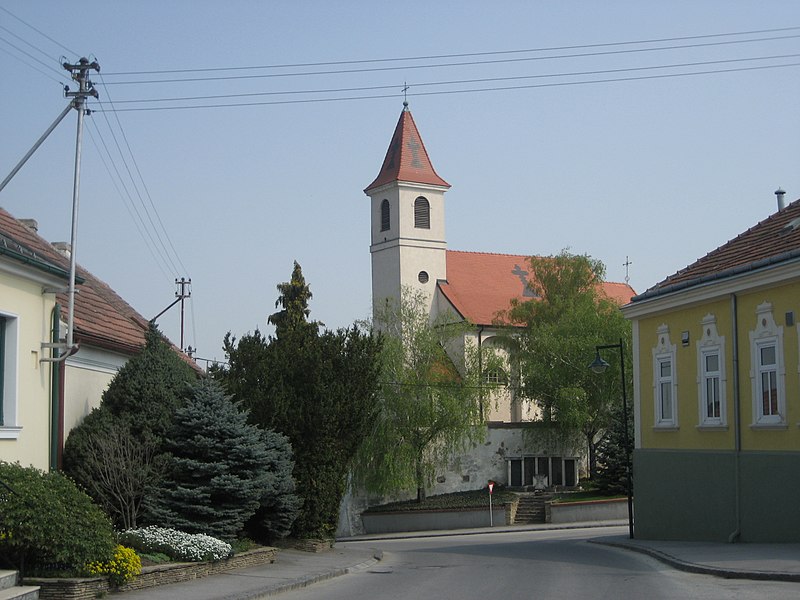 File:Niederabsdorf-Kirche-01.jpg