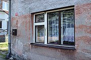 Čeština: Poštovní schránka osazená v rámu okna domu čéslo popisné 479 v novoměstské Žižkově ulici.