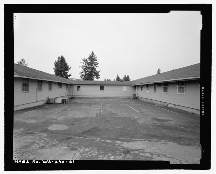 File:OFFICERS QUARTERS AND MESS (A8), SOUTH ELEVATION, OFFICERS QUARTERS (A9) NORTH ELEVATION, EAST ELEVATION OF CONNECTING HALLWAY IN BACKGROUND, LOOKING WEST - Barnes General Hospital, HABS WA-240-21.tif