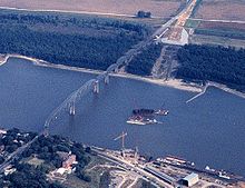 Old Cape Girardeau Bridge with replacement under construction, 1997. Old Cape Girardeau Bridge 1997.jpg