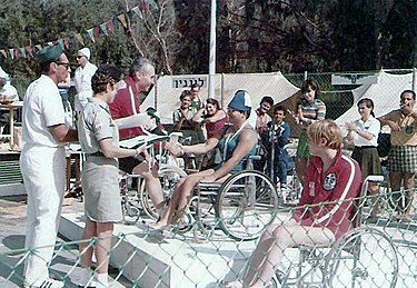 Ora Goldstein receiving Gold Medal Ora Goldstein paralympics 1968.JPG