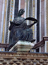 Statue en bronze de Matthieu l'évangéliste sur le pilier gauche de la façade de la Cathédrale d'Orvieto, Italie.