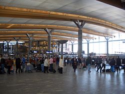 La sala check-in dell'aeroporto di Oslo-Gardermoen. Notate il suo ampio uso di lavori in legno