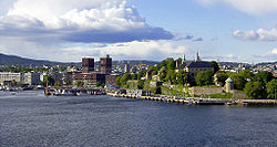 Panorama di Oslo con il palazzo del municipio e il castello