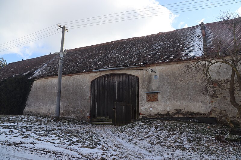 File:Overview of center barn in Boňov, Jaroměřice nad Rokytnou, Třebíč District.jpg