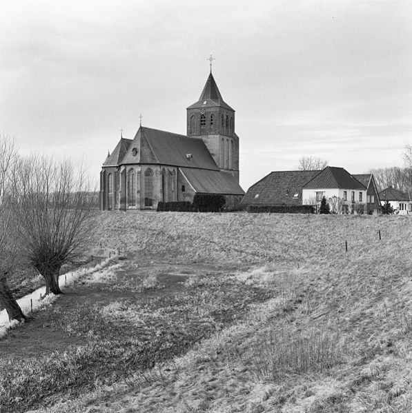 File:Overzicht noordoostgevel en kerktoren - Oud Zevenaar - 20359534 - RCE.jpg