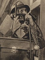 Přemysl Koblic s miniaturním fotoaparátem 1943
