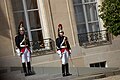 Gardes républicains sur les marches du palais de l'Élysée