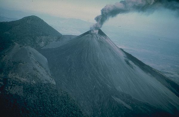 Volcán Pacaya erupting in 1976.
