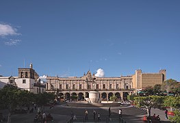 Vista desde la plaza Guadalajara con el templo de la Merced en la izquierda.