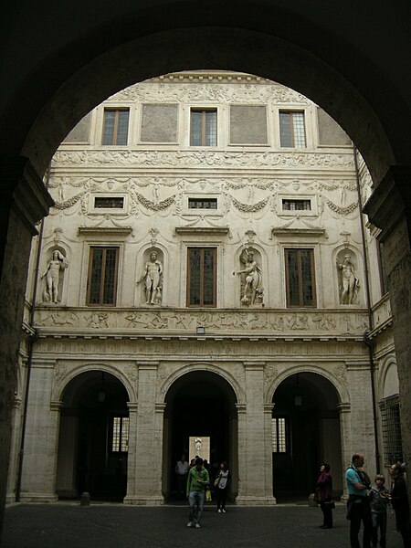 File:Palazzo spada, cortile 05.JPG