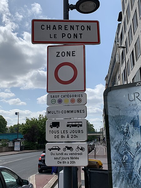 File:Panneaux Entrée Quai Carrières Charenton Pont 1.jpg