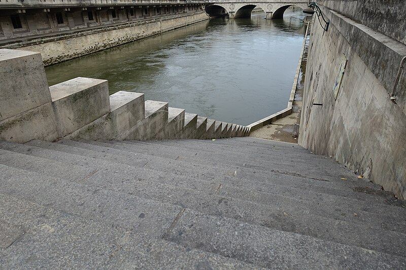 File:Paris 75004 Quai du Marché-Neuf parapet and stair flight 20160702.jpg