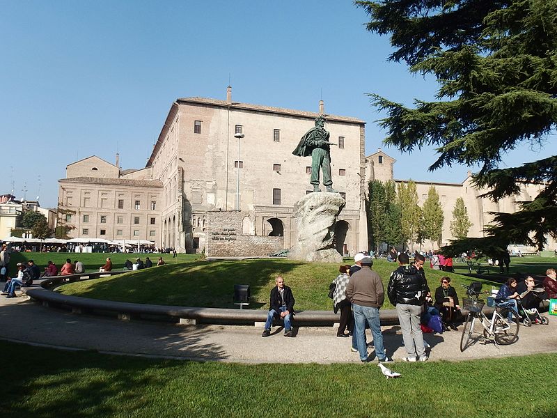 File:Parma, Palazzo della Pilotta e monumento.jpg