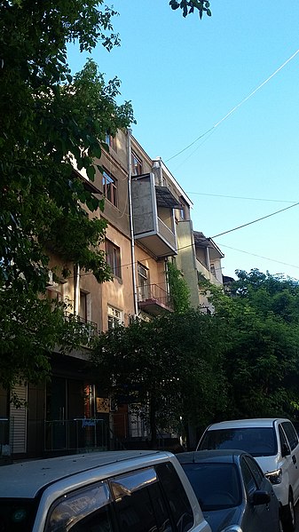 File:Parpetsi street, Yerevan 18.jpg