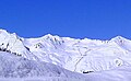 Blick aus dem Tal auf das Skigebiet Parsenn