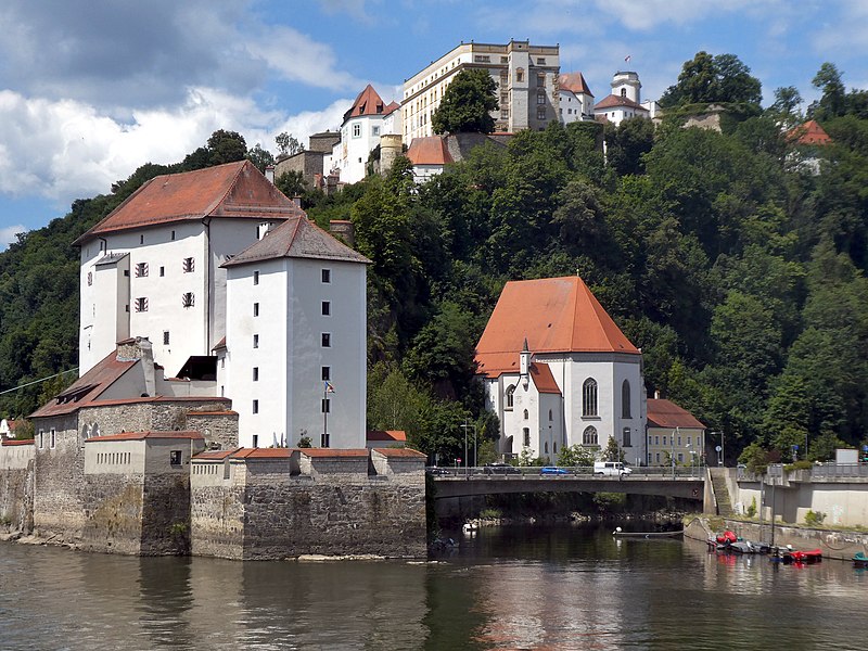 File:Passau, Ilzmündung m Niederhaus u Salvatorkirche, 5.jpeg