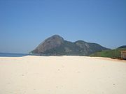 Praia de Itaipuaçu. Ao fundo, a Pedra do Elefante.