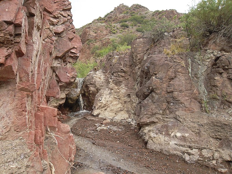 File:Pequeña cascada - panoramio (6).jpg