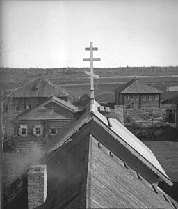 Вид на восточную часть кровли церкви с колокольни в 1943 году