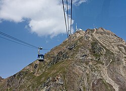 Cabina della funivia nella seconda sezione di fronte al Pic du Midi de Bigorre.