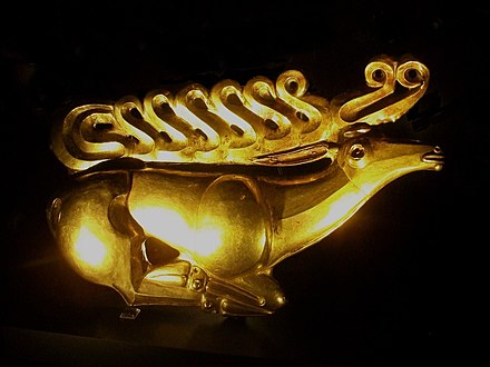 The famous gold stag shield plaque from Kostromskaya, 12.5 in/31.7 cm long, end 7th century BC Placa en forma de cervol tombat, trobada al tumul de Kostromskoy a Kuban, segle VII aC.JPG