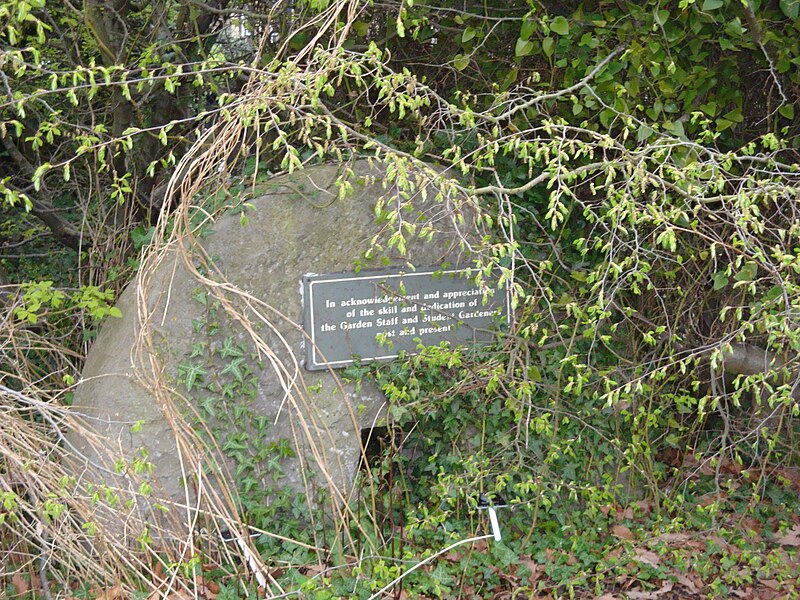 File:Plaque to gardening staff at Cambridge Botanical Garden DSC00255 - Copy.jpg