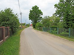 Häuser an der unbefestigten Straße in Osowicze