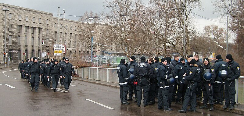 File:Polizeieinsatz Hauptbahnhof Stuttgart 21.jpg