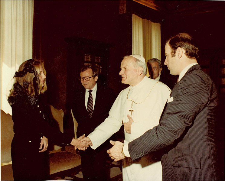 File:Pope John Paul II with Joe and Jill Biden.jpg