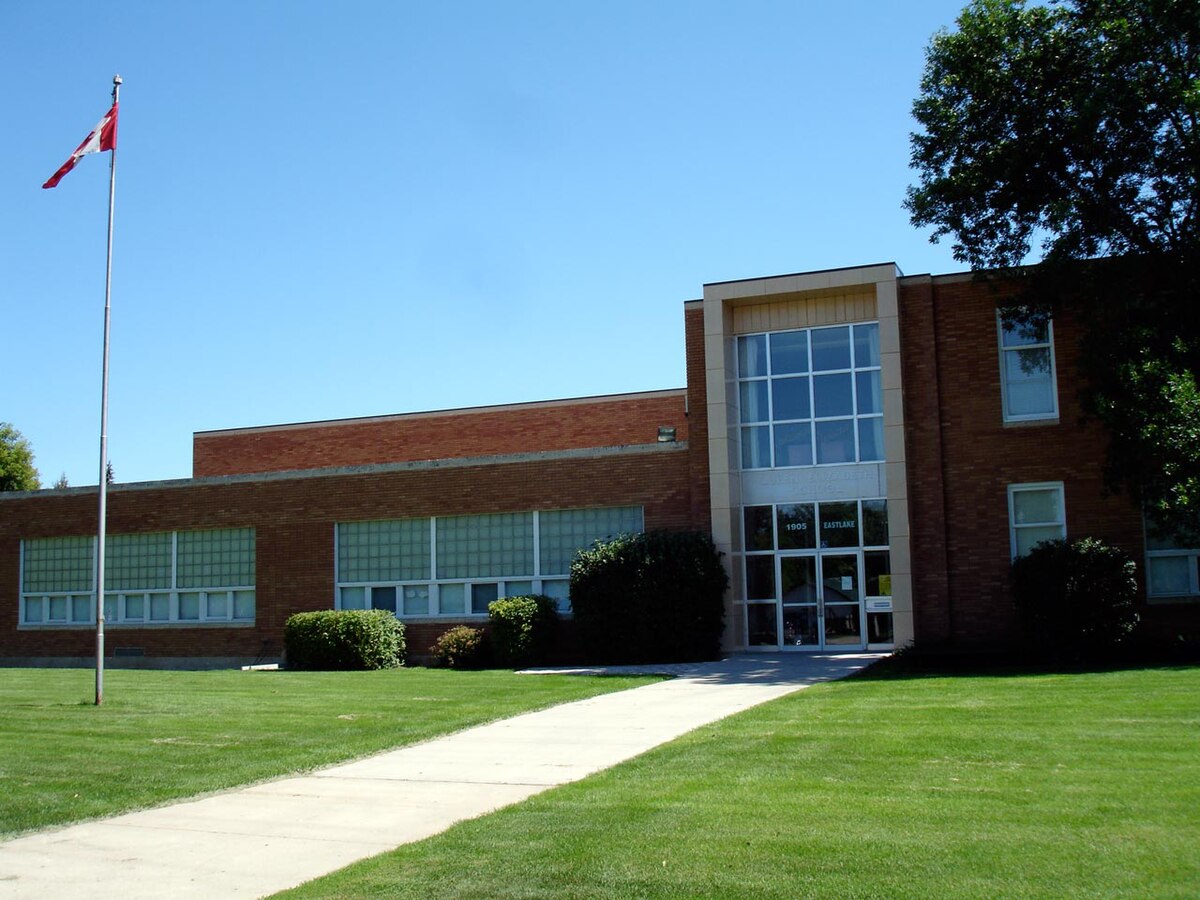 Элизабет школа. Queen Elizabeth School. Jansen в канадской провинции Saskatoon. School Elizabeth. Charles School Elizabeth School напишите информацию в правильную колонку.