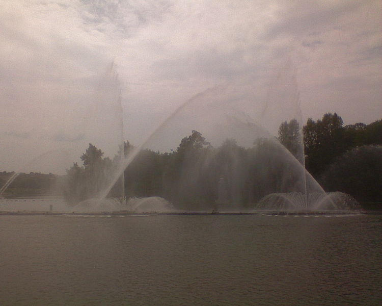 File:ROSHEN Fountain 2013 09.JPG