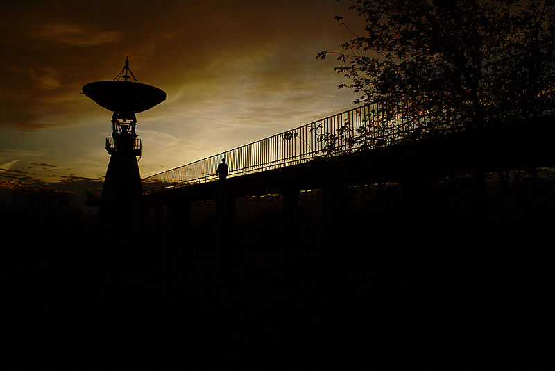 File:Radio telescope and vanilla sky.jpg