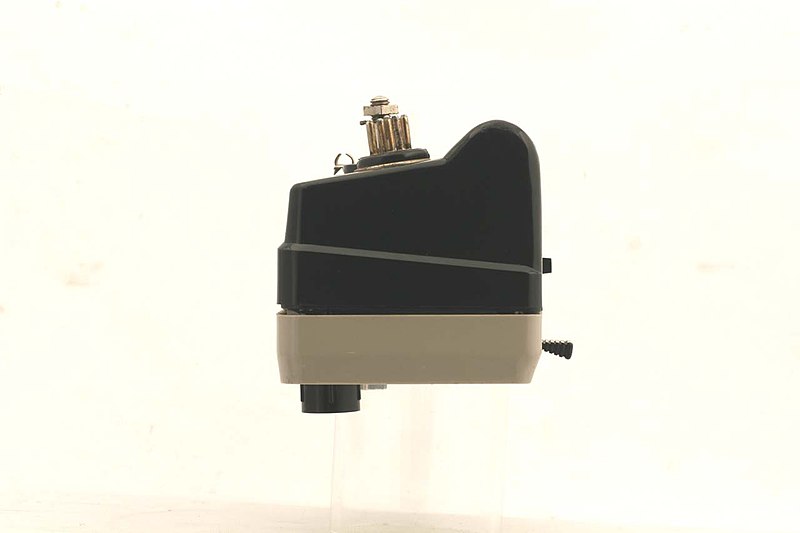 File:Radioricevitore a transistor, per auto - Museo scienza tecnologia Milano 09534 04.jpg