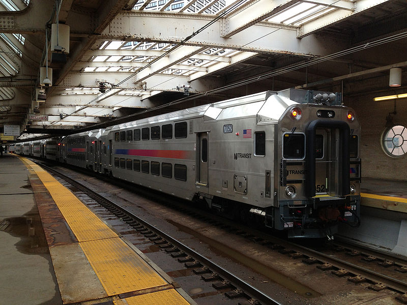 File:Raritan train at Newark Penn Station.jpg