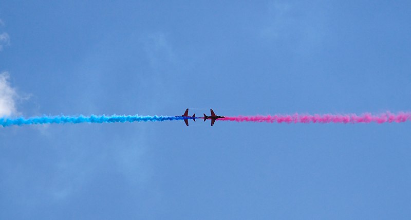 File:Red Arrows cross over (3629449356).jpg