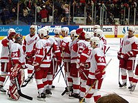 Foto de jogadores do Red Wings no gelo.