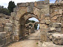 Porta ad arco della vecchia città greco romana di Tindari