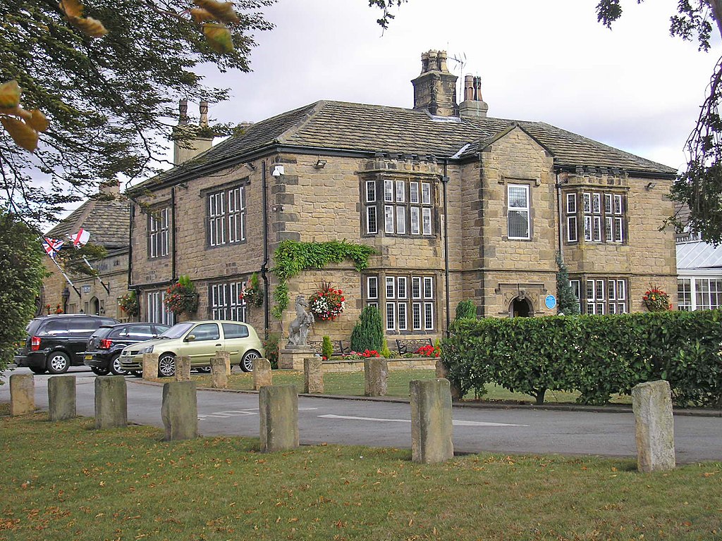 Picture of Rogerthorpe Manor Hotel courtesy of Wikimedia Commons contributors - click for full credit